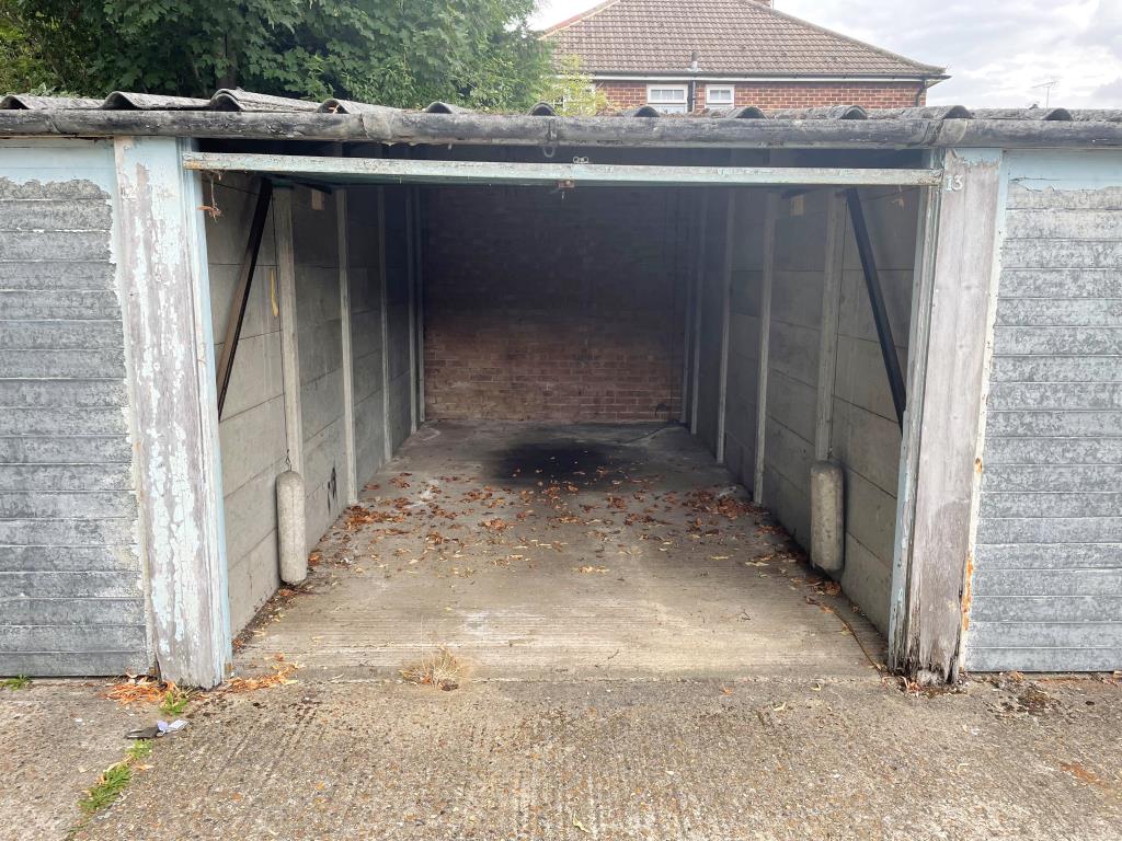 Lot: 157 - NINE VACANT FREEHOLD GARAGES IN A BLOCK - 